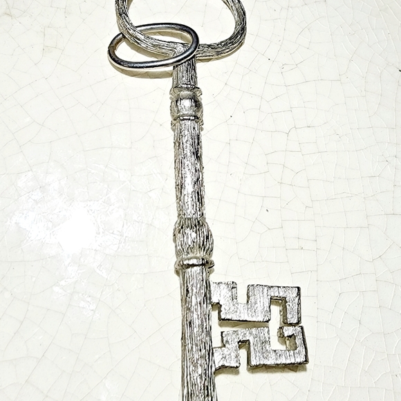 Vintage unisex silver skeleton key pendant charm medallion unsigned Lisner - Picture 5 of 7